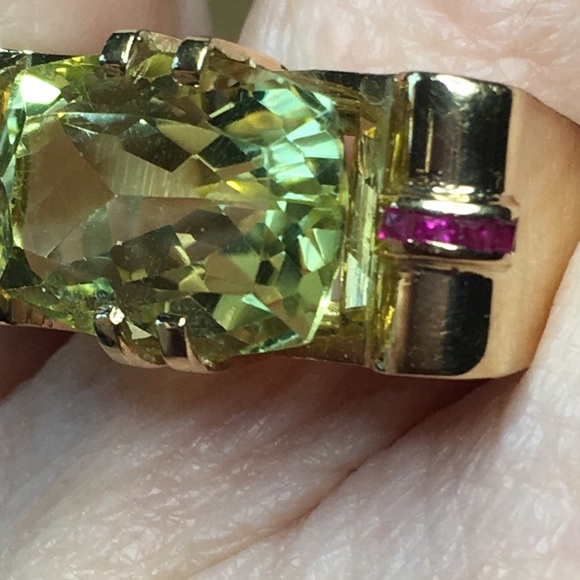 Elegant 14k Gold Gemstone Ring with a beautiful faceted Peridot & Rubies - Picture 3 of 16